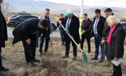 IĞDIR ÜNİVERSİTESİNDE 815 FİDAN TOPRAKLA BULUŞTU