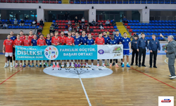 DİSLEKSİ FARKINDALIĞI İÇİN SAHAYA PANKARTLA ÇIKTILAR