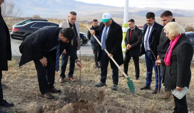 IĞDIR ÜNİVERSİTESİNDE 815 FİDAN TOPRAKLA BULUŞTU