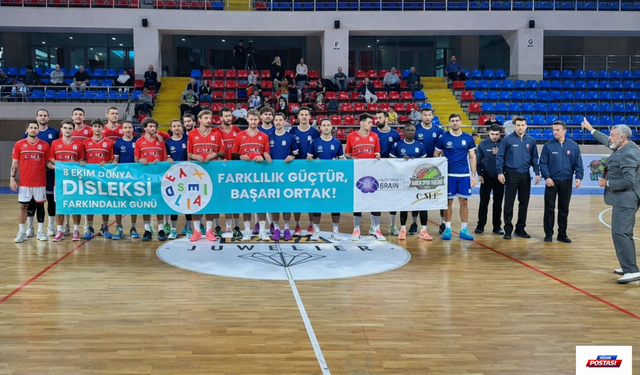 DİSLEKSİ FARKINDALIĞI İÇİN SAHAYA PANKARTLA ÇIKTILAR