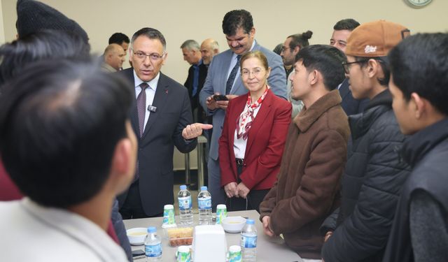 REKTÖR GÜREL, ULUSLARARASI ÖĞRENCİLERLE İFTAR SOFRASINDA BULUŞTU