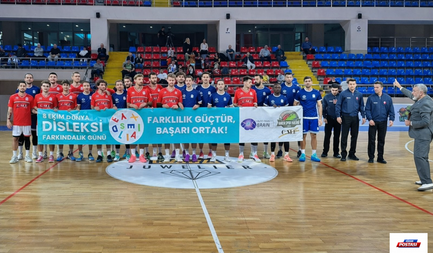 DİSLEKSİ FARKINDALIĞI İÇİN SAHAYA PANKARTLA ÇIKTILAR