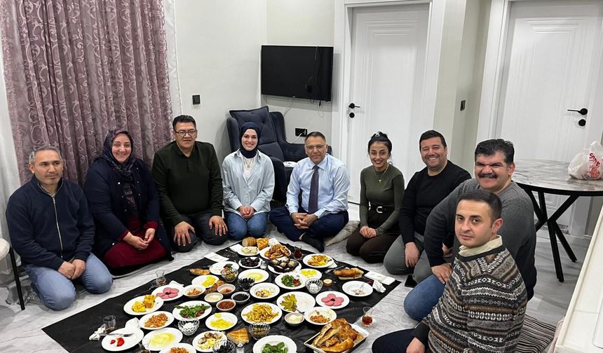 REKTÖR GÜREL, ÖĞRENCİLERİN SAHUR SOFRASINA KONUK OLDU