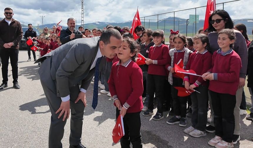 Minik Yüreklerden Vali Taşolar’a Sevgi Koridoru