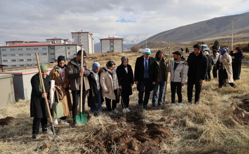 IĞDIR ÜNİVERSİTESİNDE 815 FİDAN TOPRAKLA BULUŞTU