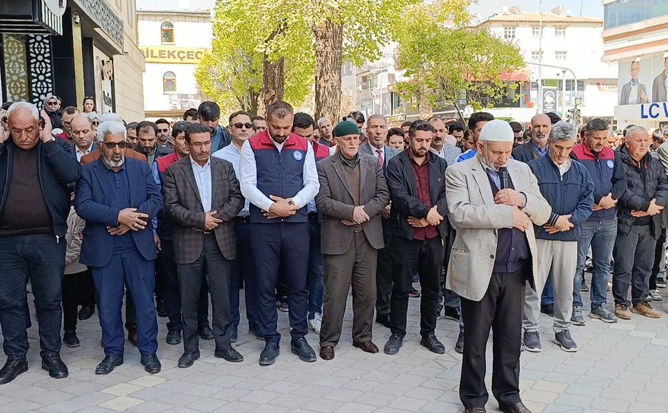 IĞDIR’DA ŞEHİT ÖĞRETMEN VE ÖĞRENCİLER İÇİN GIYABİ CENAZE NAMAZI