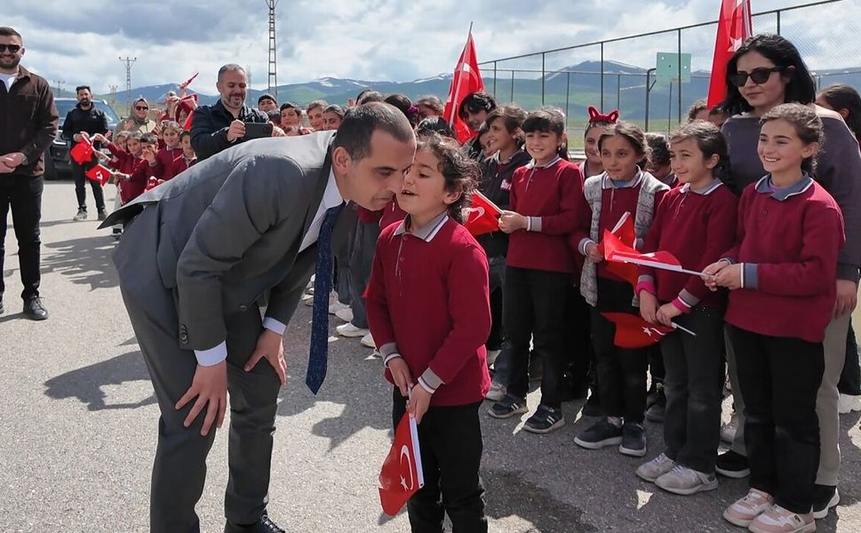 Minik Yüreklerden Vali Taşolar’a Sevgi Koridoru