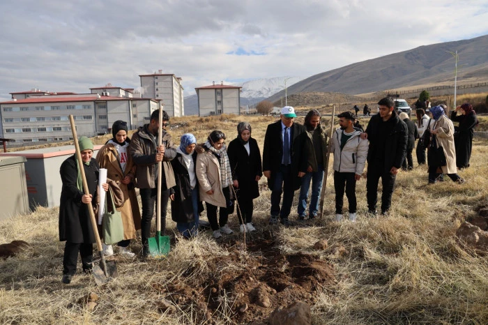 IĞDIR ÜNİVERSİTESİNDE 815 FİDAN TOPRAKLA BULUŞTU
